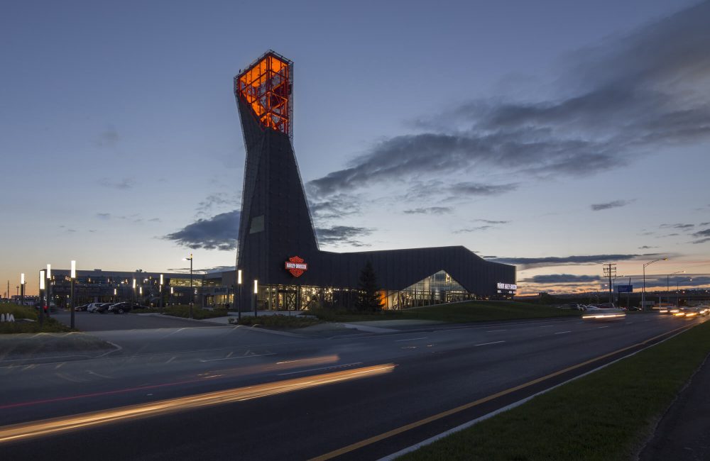 Prémont Harley-Davidson par Bourgeois / Lechasseur architectes