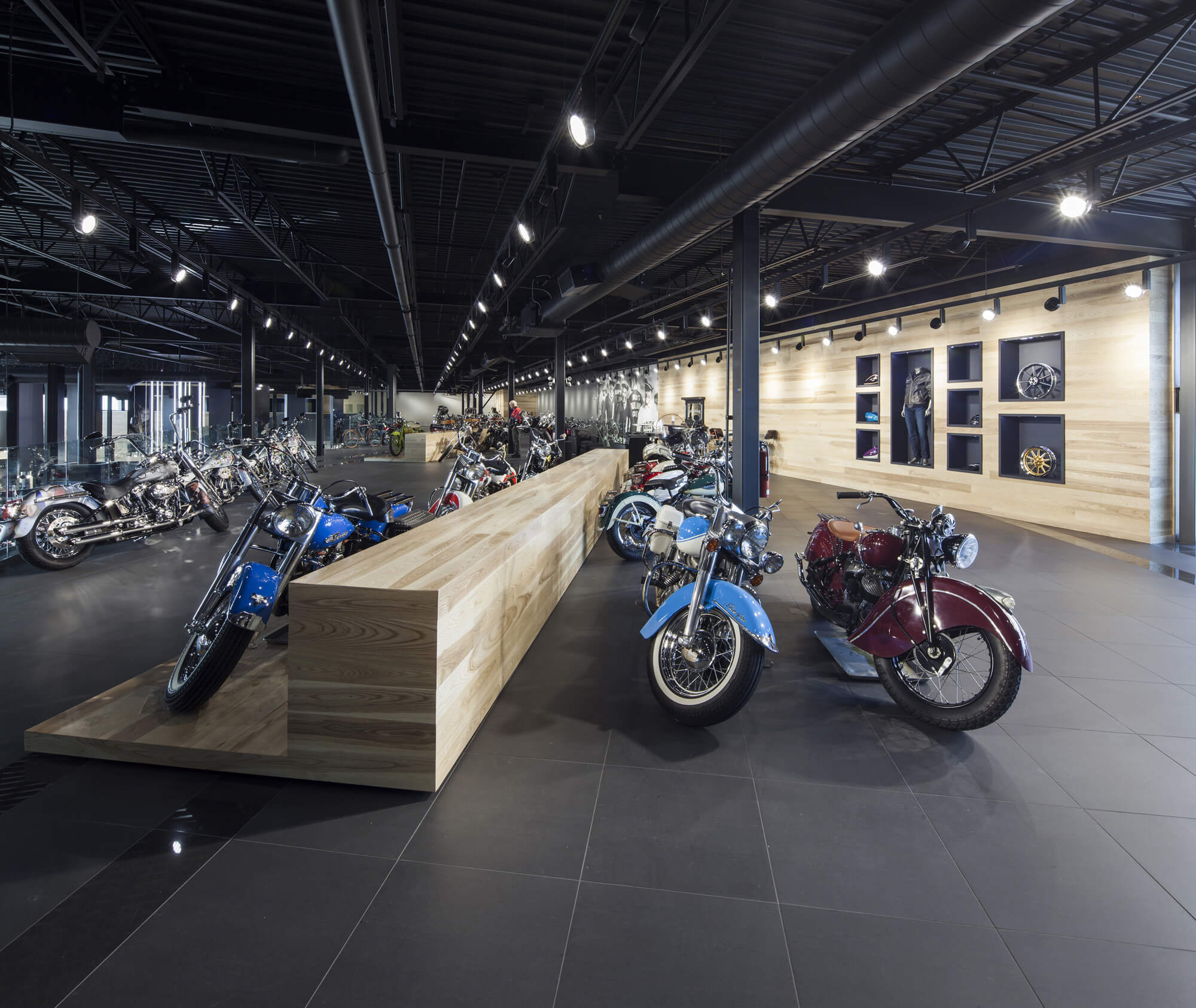 Prémont Harley-Davidson par Bourgeois / Lechasseur architectes